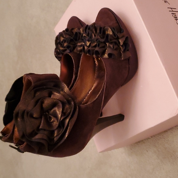 Two Pairs of Gray Color & Dark Brown Suede Poetic License Heels - Picture 7 of 12